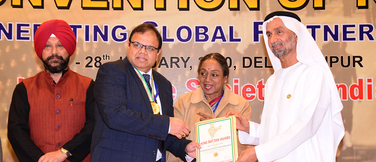 Basu Saha accepting the award
